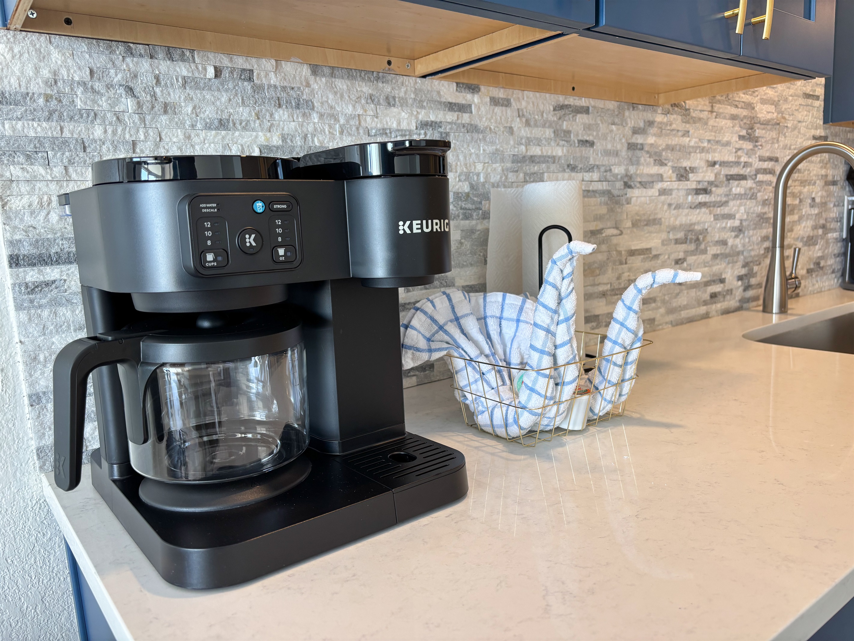 Keurig coffee maker you can choose to use a K-cup or make a pot of coffee.   This unit comes with a starter supply of paper towels.