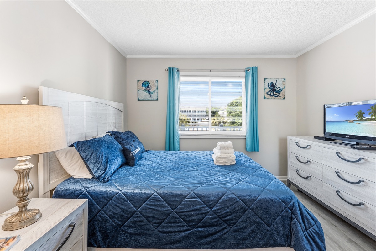 2nd bedroom with queen bed