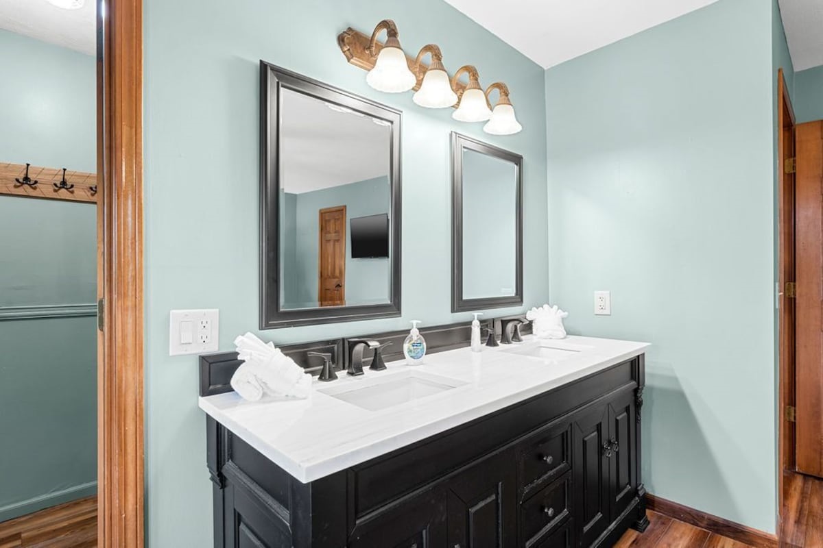 King Master includes double sinks with seperate room for toilet/shower