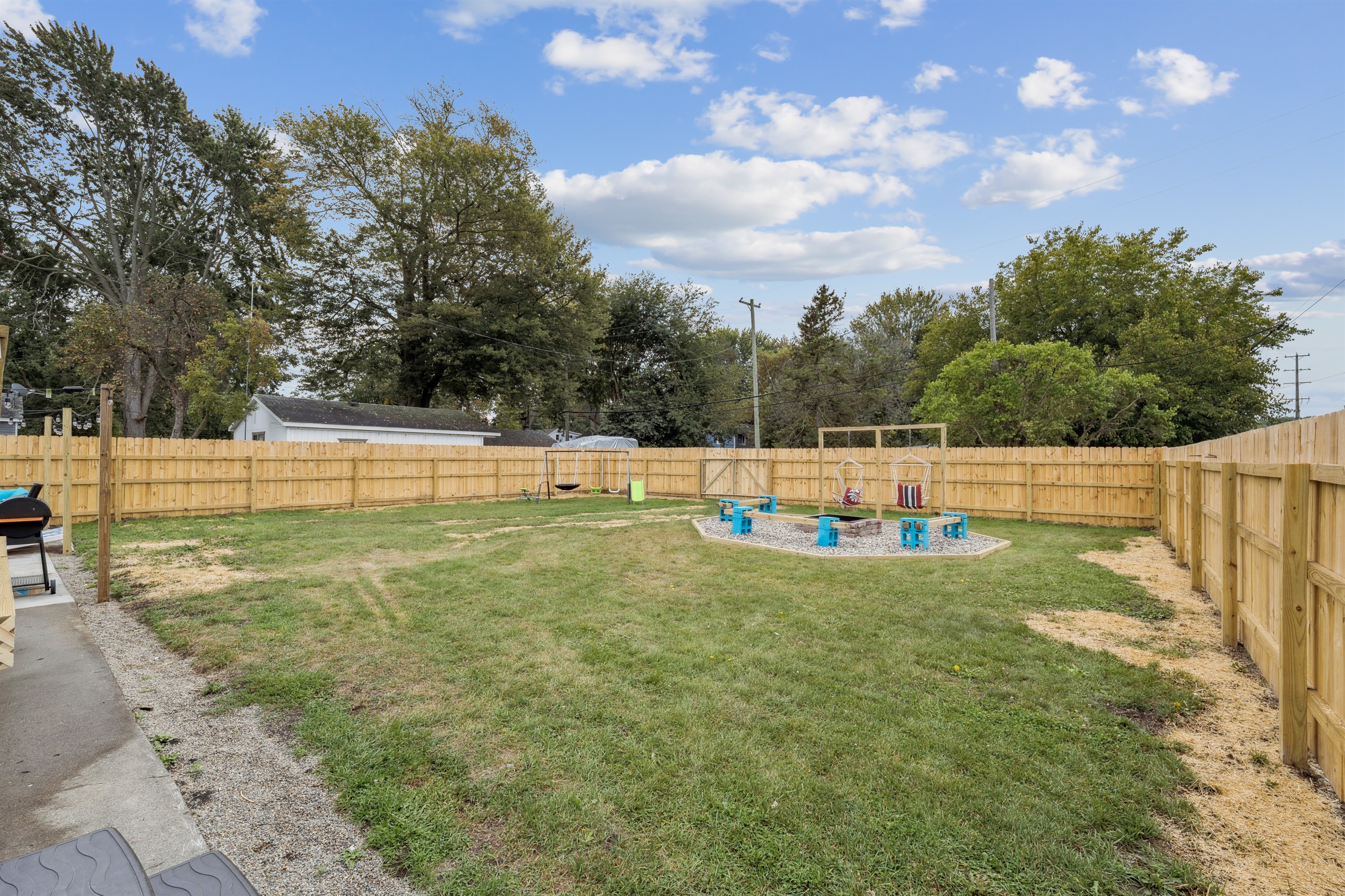 Huge gated backyard, family gatherings, unleash your pets, BBQ and ping pong table 