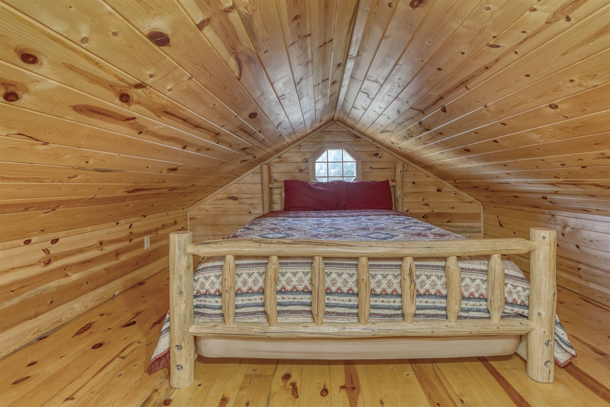 Quessn bed in loft area