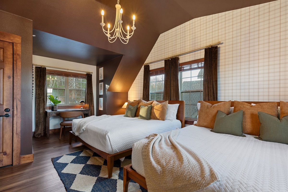 Upper level Double King bedroom w/ ensuite bath