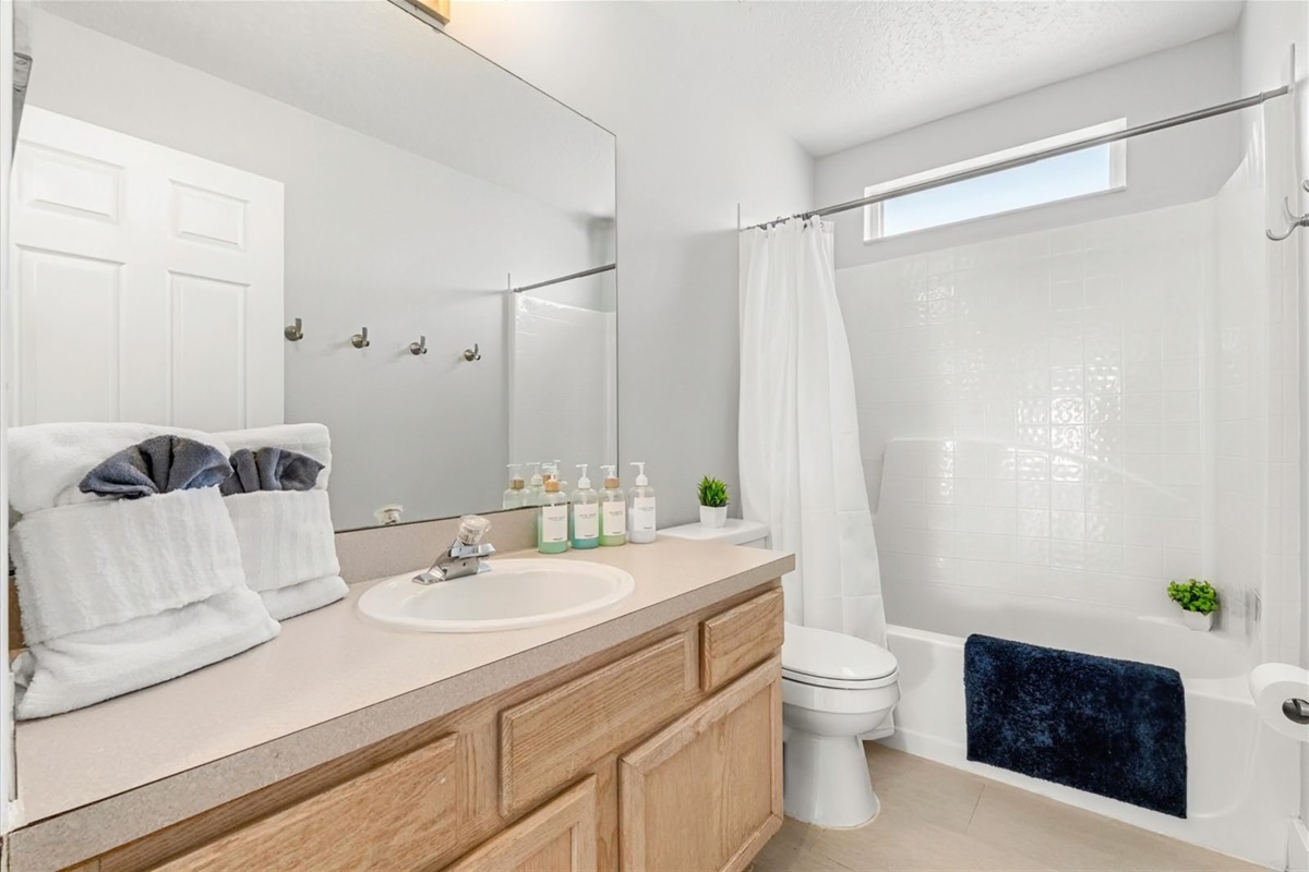 This full  bathroom is on the halway, near the living area and between the two kid's bedrooms.