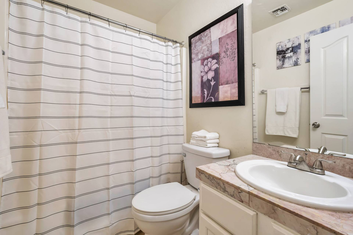 Fresh towels, hot shower, zero fuss — a clean, comfortable full bathroom