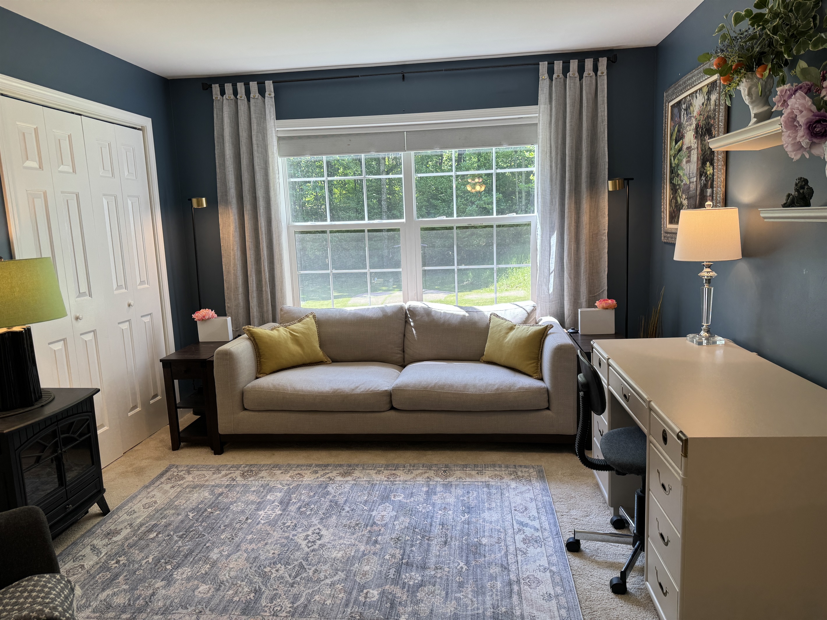 Office/lounge space in King bdrm