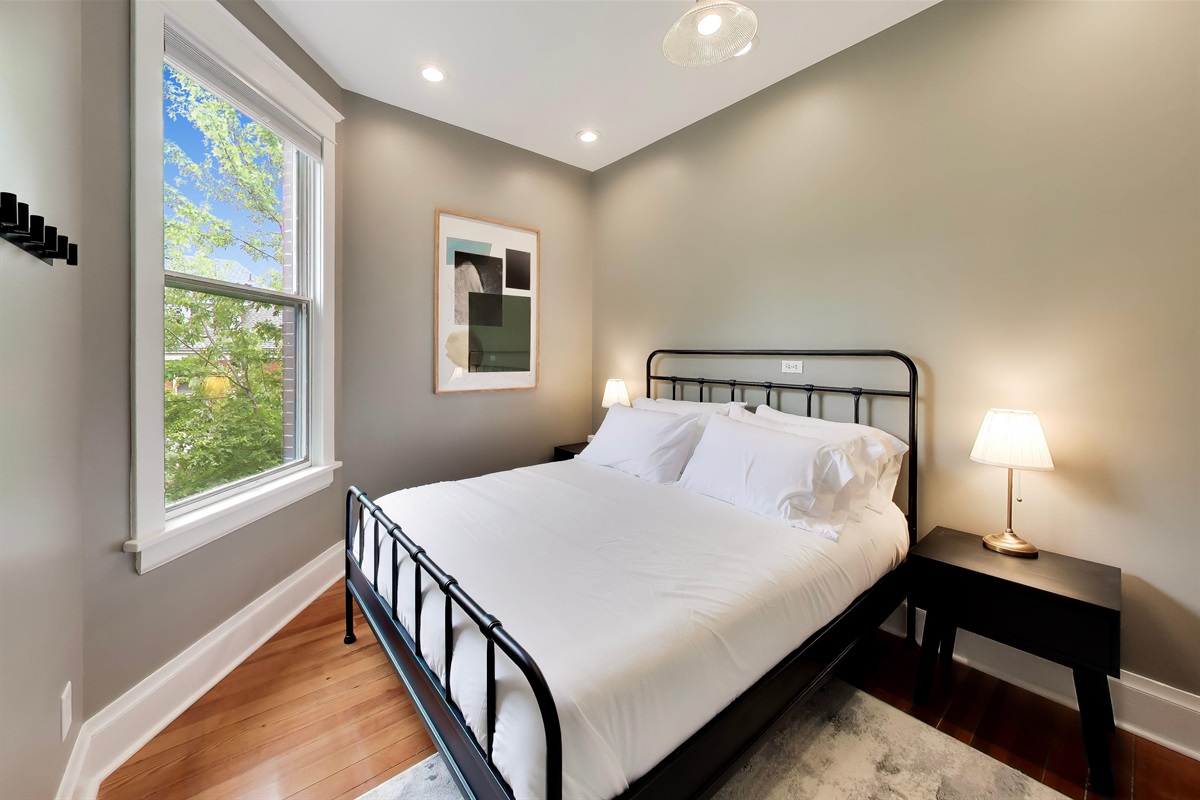 Bedroom 1: Queen Casper Mattress