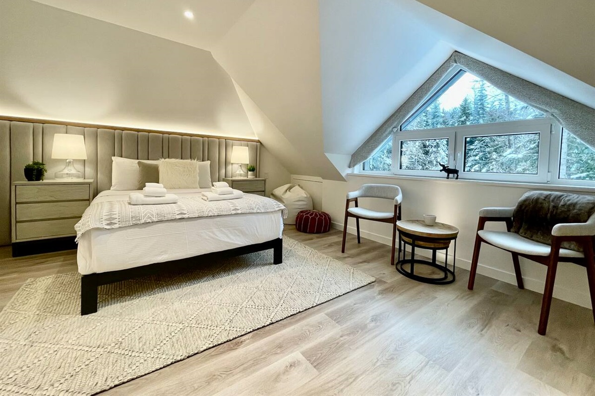 Spacious top floor Master Bedroom #1 w/ Queen bed that overlooks Whistler Mtn & Fitzsimmons Creek.
An additional Twin XL bed is tucked into a sleeping nook