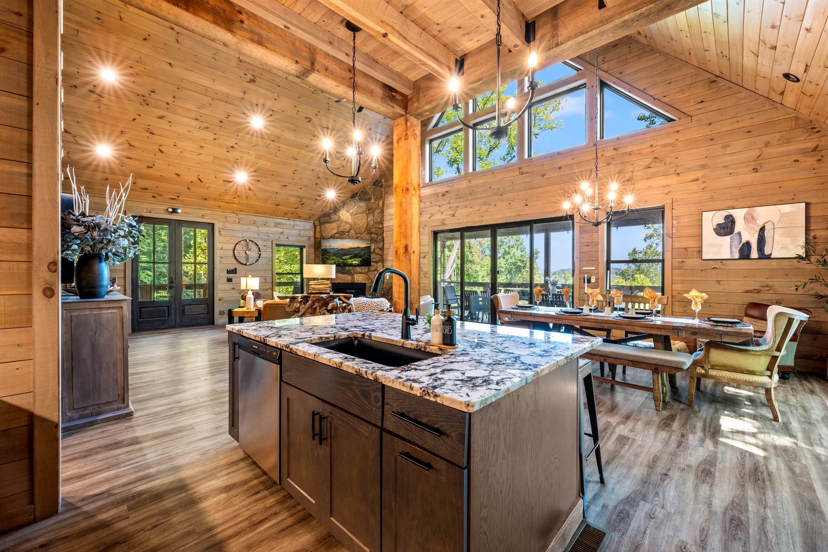 👩‍🍳 Cook with a view! This open-concept kitchen means you can sauté while chatting with the fam and still catch the game.