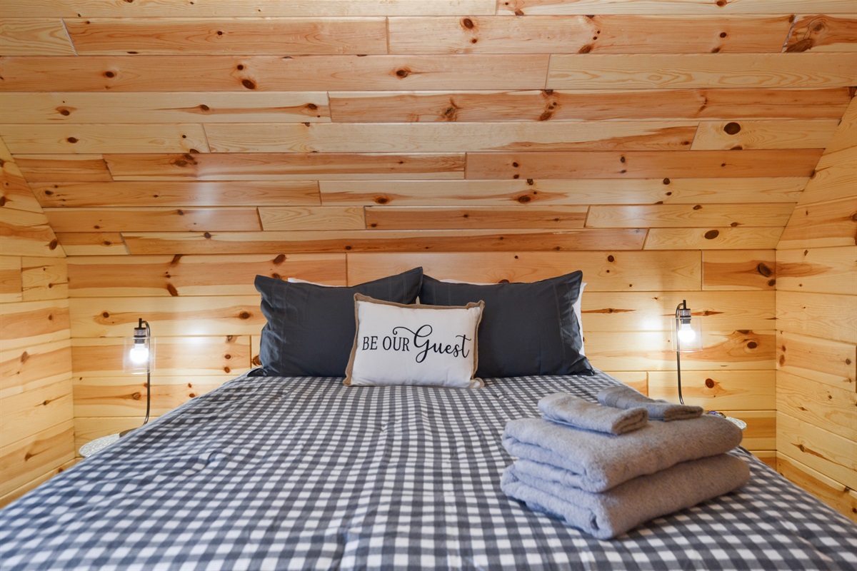 Guest bedroom - queen bed