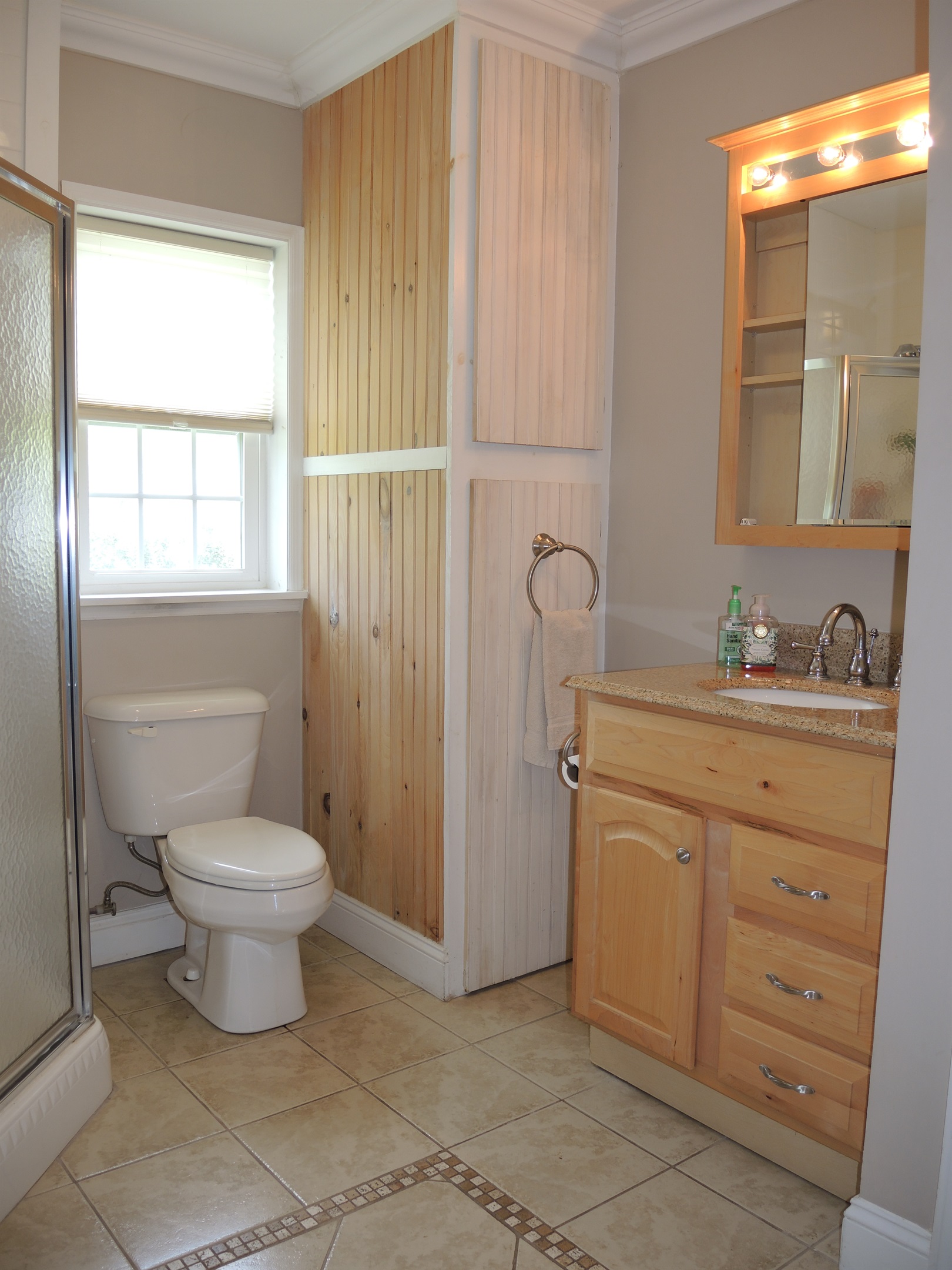 1st floor bath w/ shower off hallway