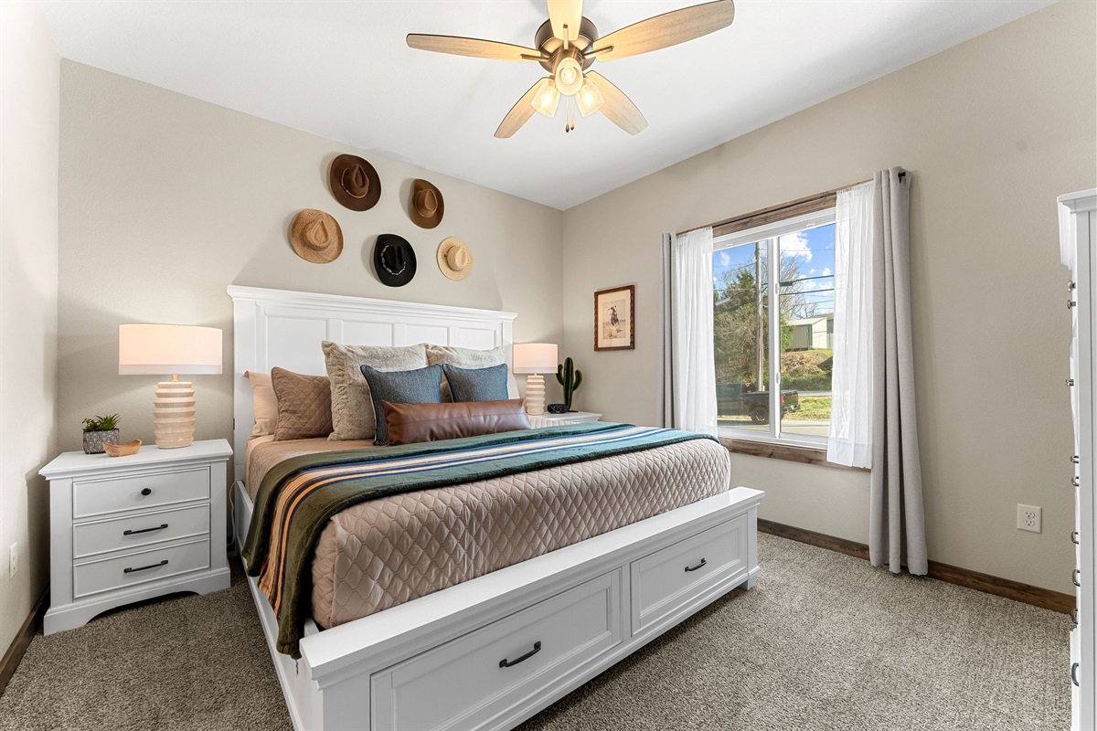 🤎 Western-style king suite—perfect for unwinding after a day in Branson
