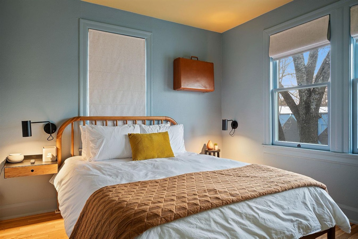 Bedroom 1 - Queen Bed
