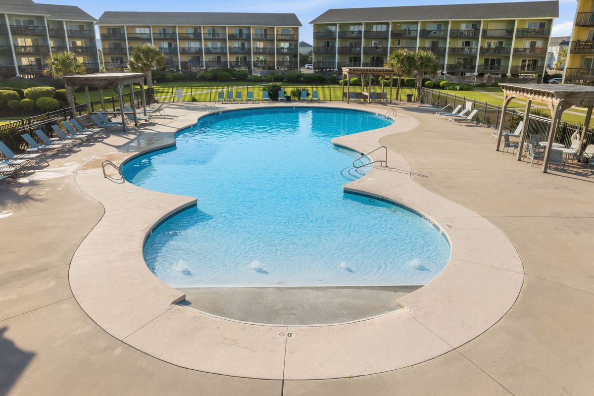 From little swimmers to laid-back loungers, the zero-entry pool is the perfect spot to cool off and enjoy a carefree day in the sun. 