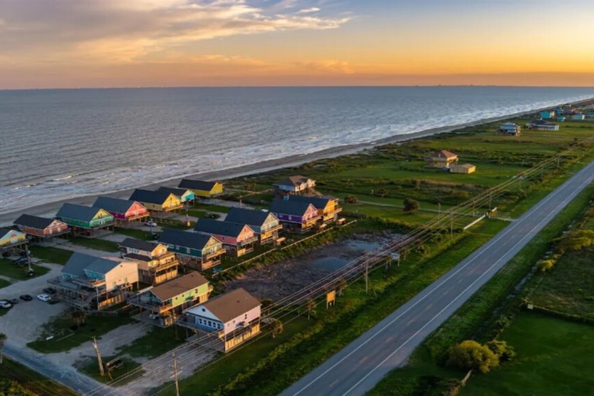 bca1fa86958d4c338e1e3eff702a2d50 Large | Beachhouse | Texas | TX | Vacation Homes | Galveston | Crystal Beach | Kokomo | Breezy Days | Beachfront Elegance | Sunrise Serenity | Southern Sands Property Management, LLC