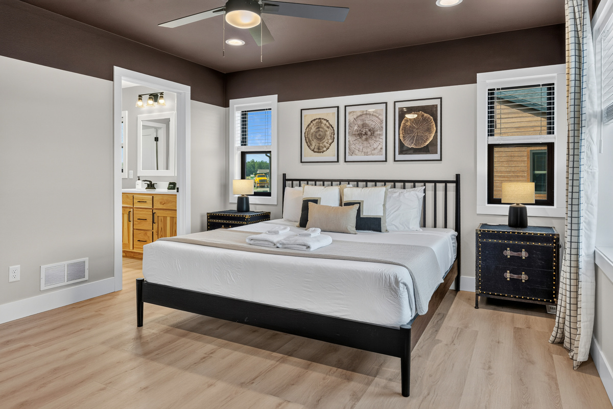 Lounge upstairs king memory foam bedroom with ensuite and smart tv