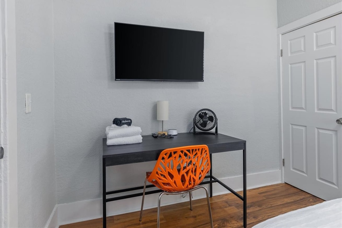 Workspace in 1st / twin bedroom