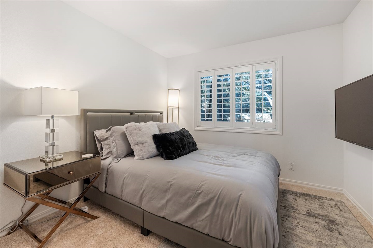 Guest Bedroom: Queen bed, office desk + chair, 50" 4K TV.