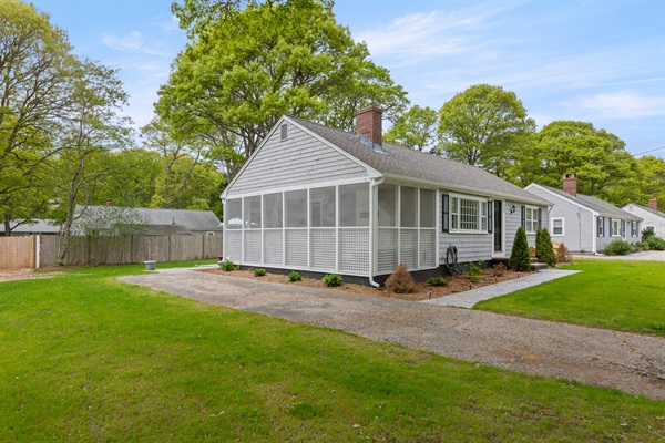 Spacious and serene! !he driveway and lawn set the perfect tone for your stay!
