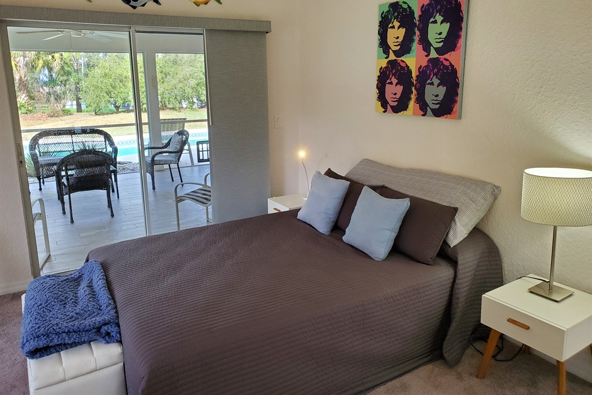 Queen bedroom with lanai view