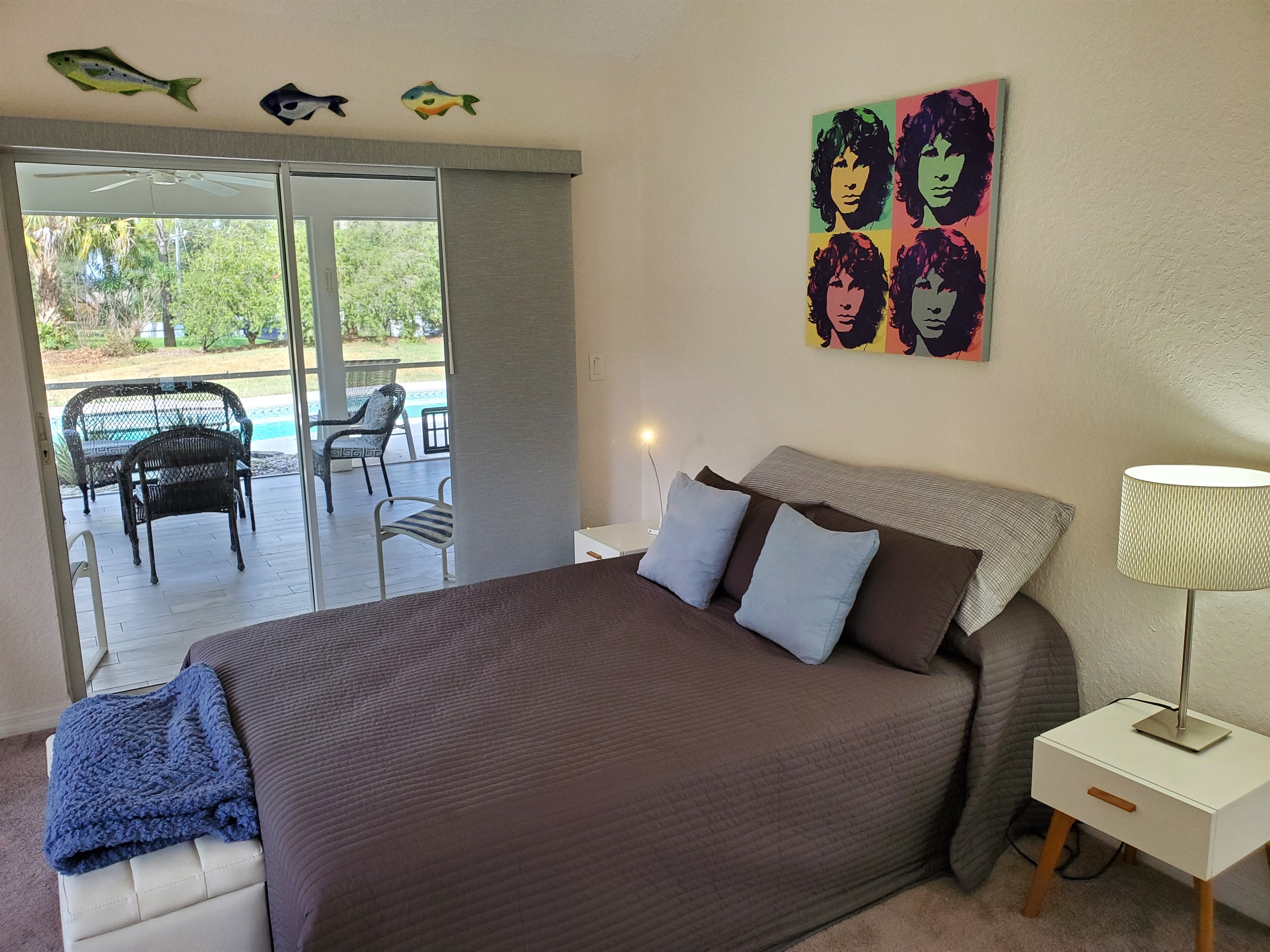 Queen bedroom with lanai view