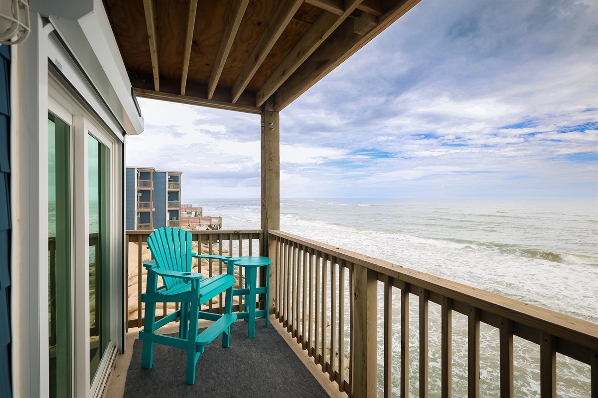 Space to relax on the balcony!