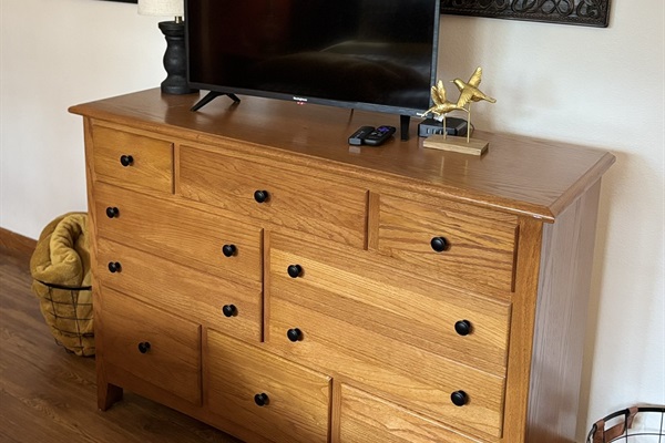 Bed 1: Drawer space, Roku TV, and USB charging station