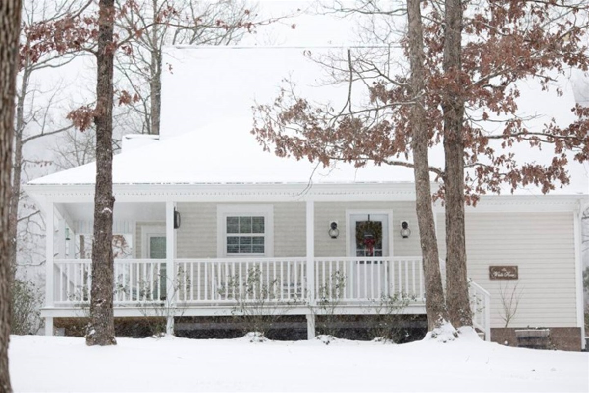 christmas cottage on snow day.  arkansas cabin rentals
