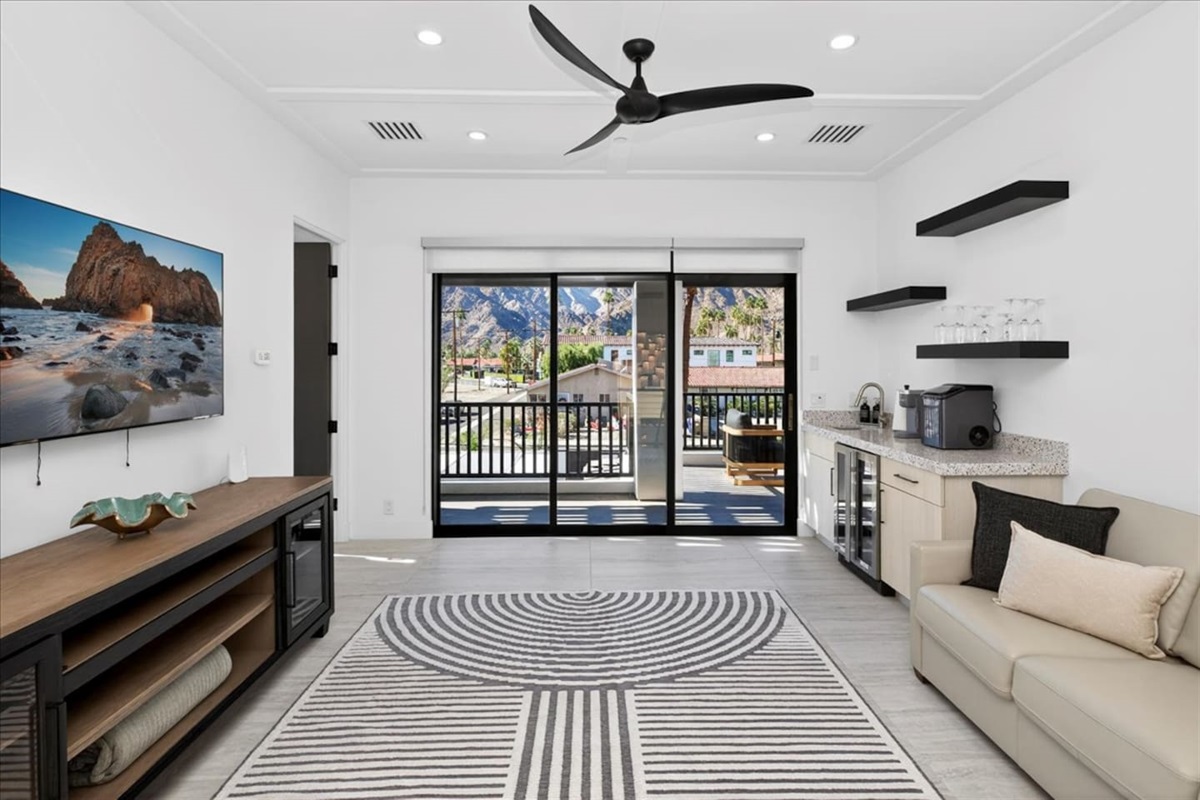 Lost w Slider to Balcony