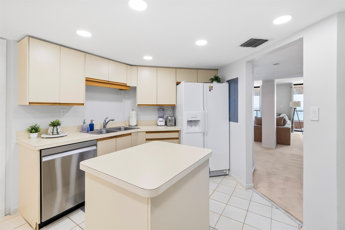 Kitchen, fully stocked with cooking/ eating / drinking utensils