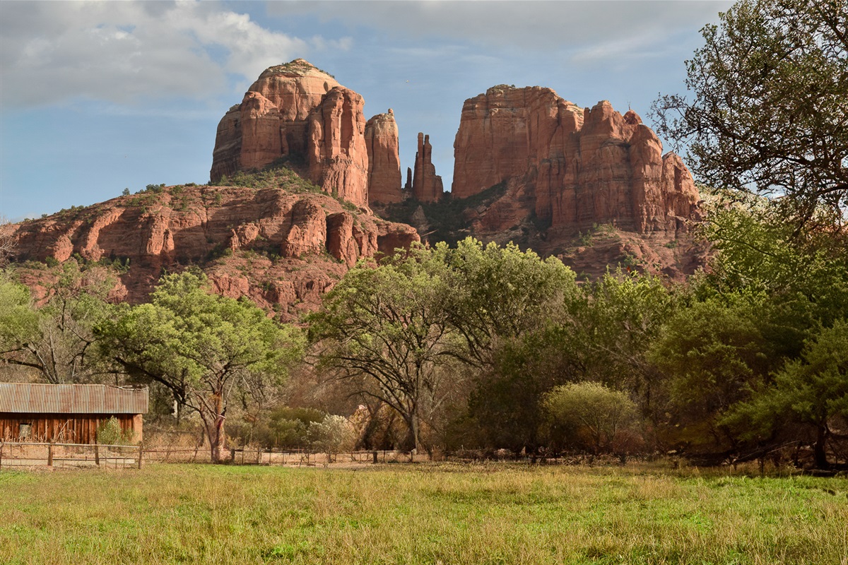 Located just down the road from Red Rock Crossing (Crescent Moon Ranch) and Buddha Beach, offering Oak Creek swimming, peaceful creek access, and iconic Cathedral Rock views.