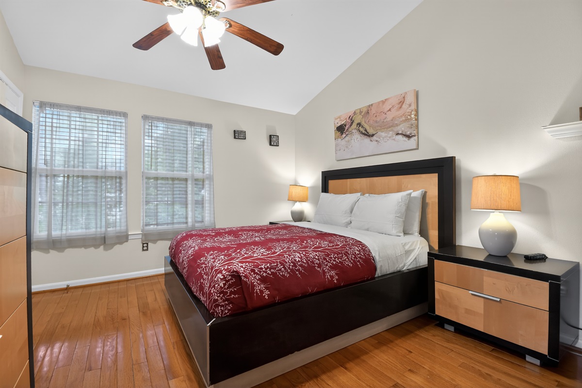En-Suite Primary — Queen Bed, Ceiling Fan, Smart TV, Private Bath Access
