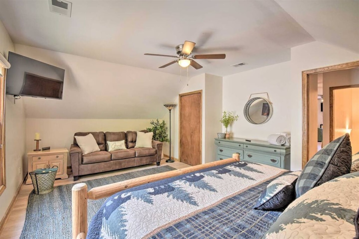 King Bed| Pull out Sleeper Sofa| Smart TV