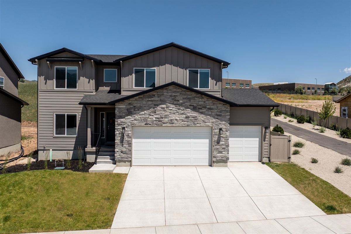 Wasatch Peak Chateau has a 3 car garage.