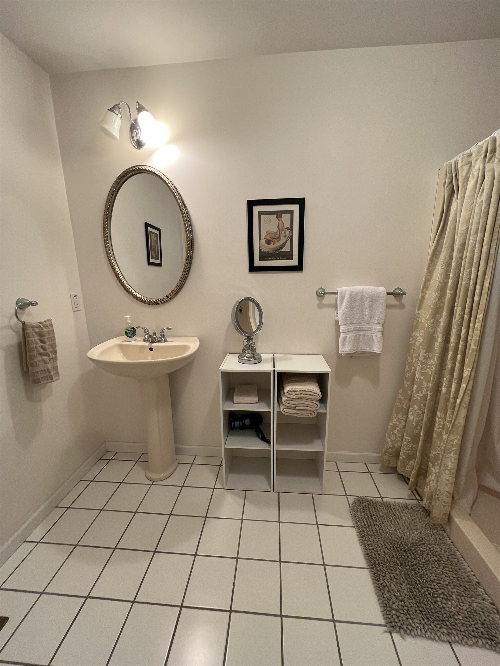 The Federal House Apartment 2, 1st floor full bathroom, with shower.