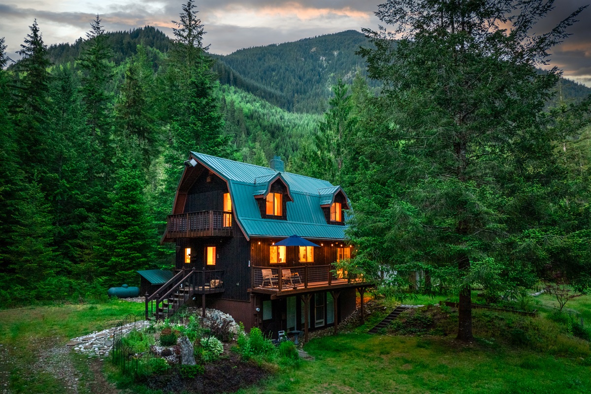 Come enjoy the scenic beauty surrounding The Evergreen Cascades Lookout