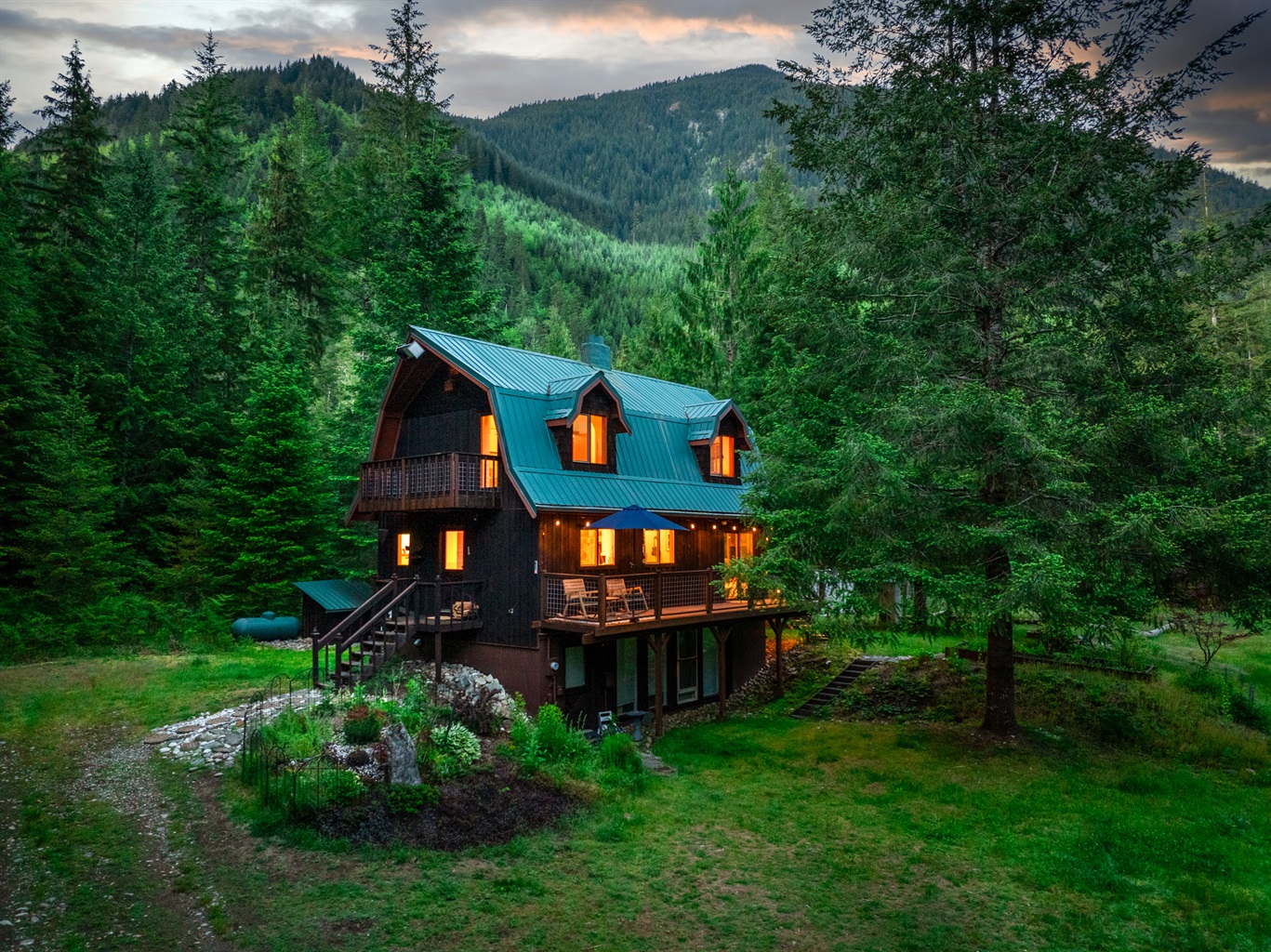 Come enjoy the scenic beauty surrounding The Evergreen Cascades Lookout