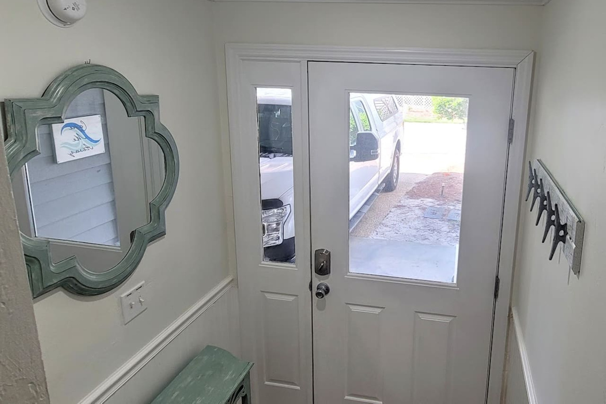  Drop your bags and hang the leashes &mdash; the foyer hooks and entry table mean the first five minutes of arrival are already sorted.