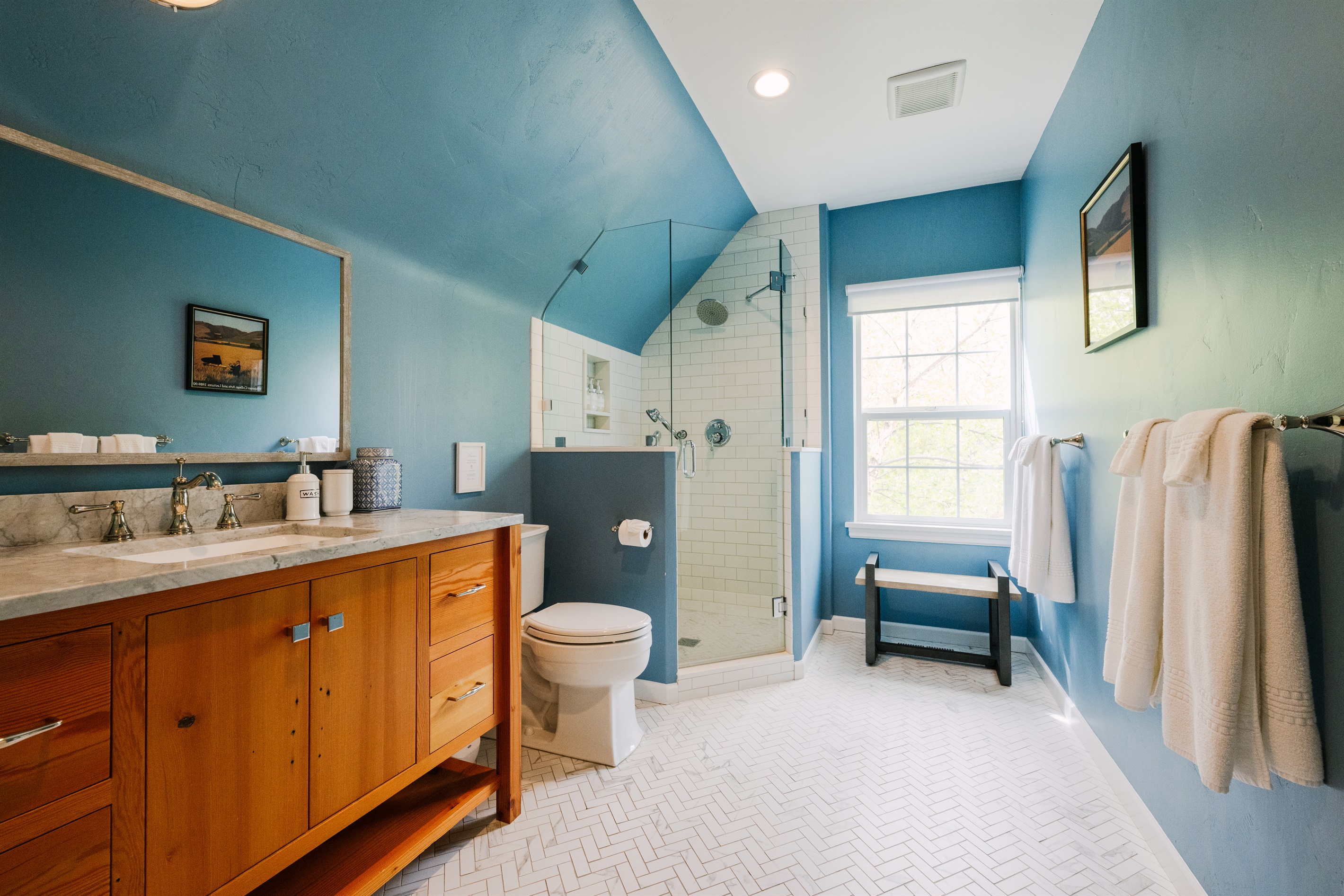Farmhouse 2nd floor, Shared Bathroom. 