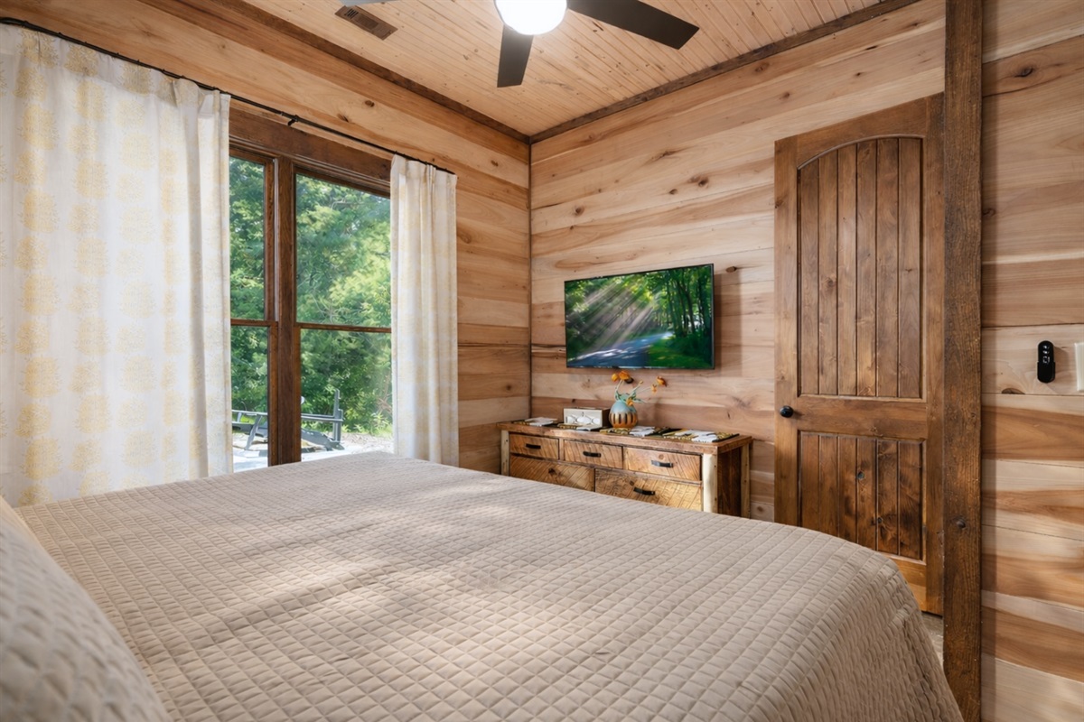 Charming cabin d&eacute;cor and peaceful views.