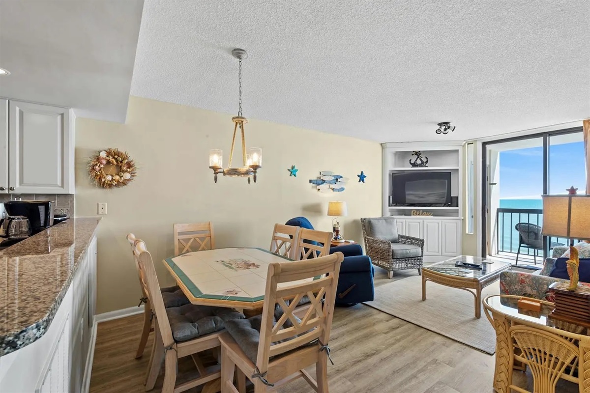 Dining Area with seating for 6