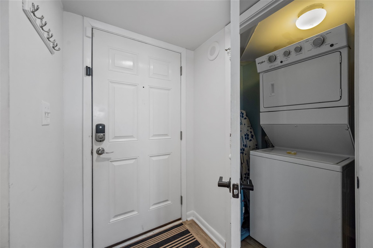 Convenient entryway with in-unit washer & dryer