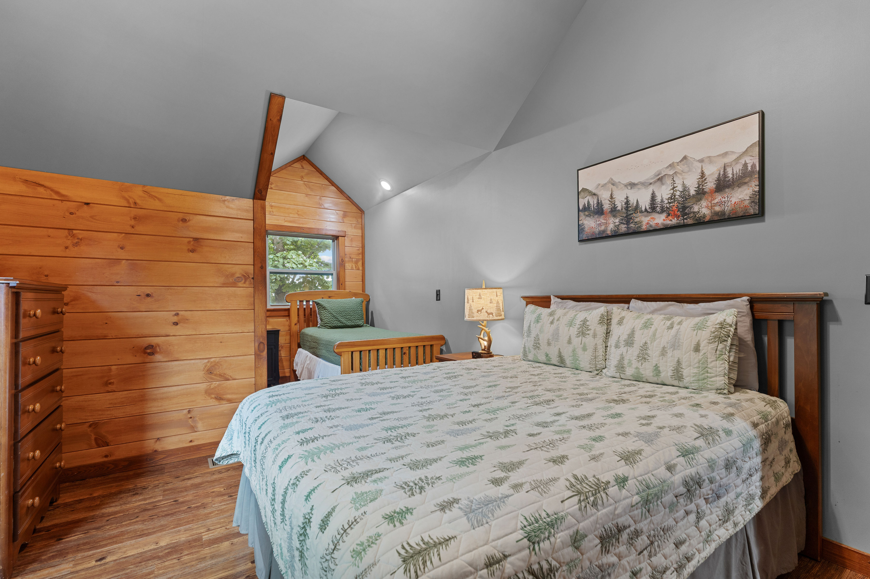Queen Bedroom 3 Second Floor With Twin Bed