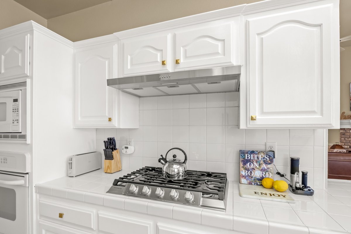 Whether you're preparing a quick breakfast or a home-cooked dinner, this well-equipped kitchen provides everything you need. The spacious cooking area and thoughtful layout make meal preparation both easy and enjoyable.