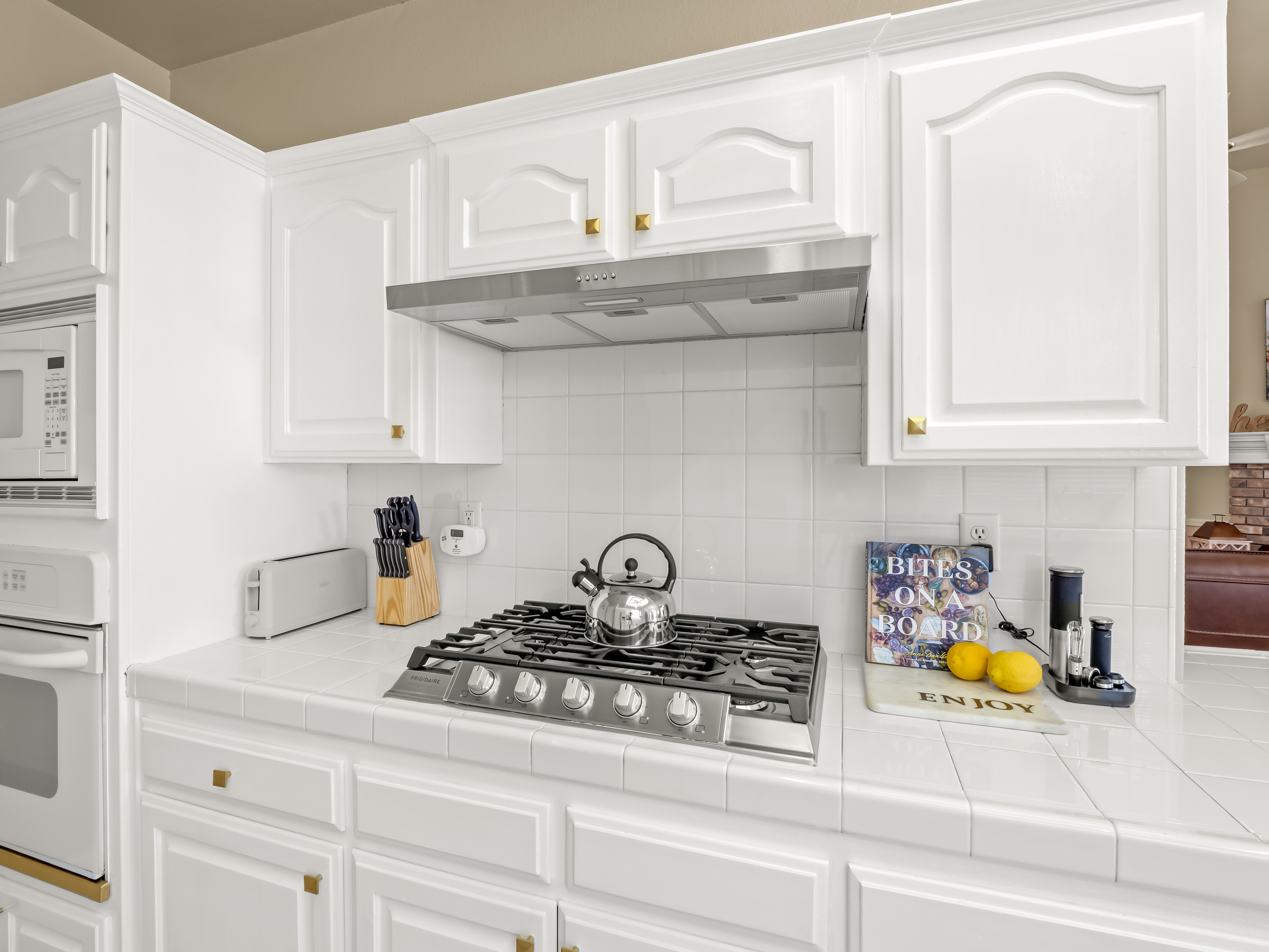 Whether you're preparing a quick breakfast or a home-cooked dinner, this well-equipped kitchen provides everything you need. The spacious cooking area and thoughtful layout make meal preparation both easy and enjoyable.