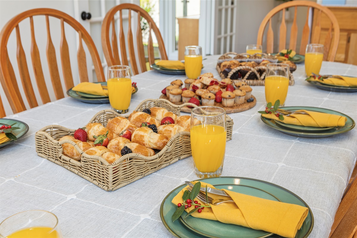 Dining Area: Savor delicious breakfasts with friends in a bright, inviting space!