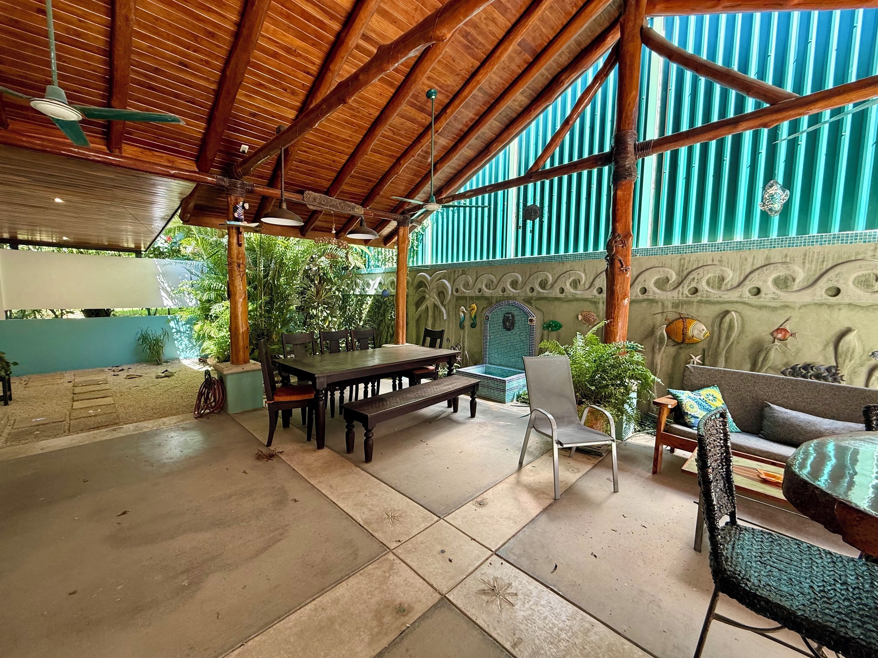 Outdoor dining in large Rancho 