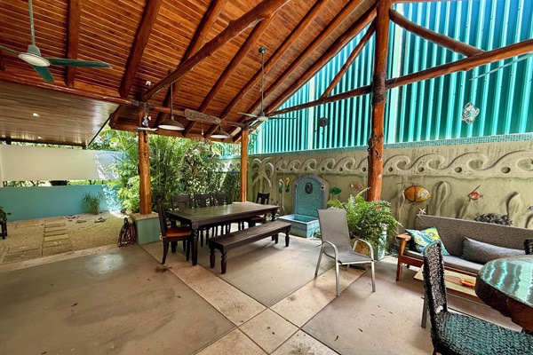 Outdoor dining in large Rancho 