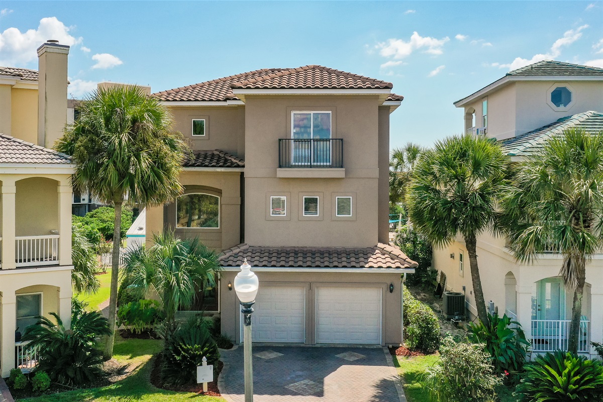 Welcome to Oceanic View, your perfect beach home for large families and groups.