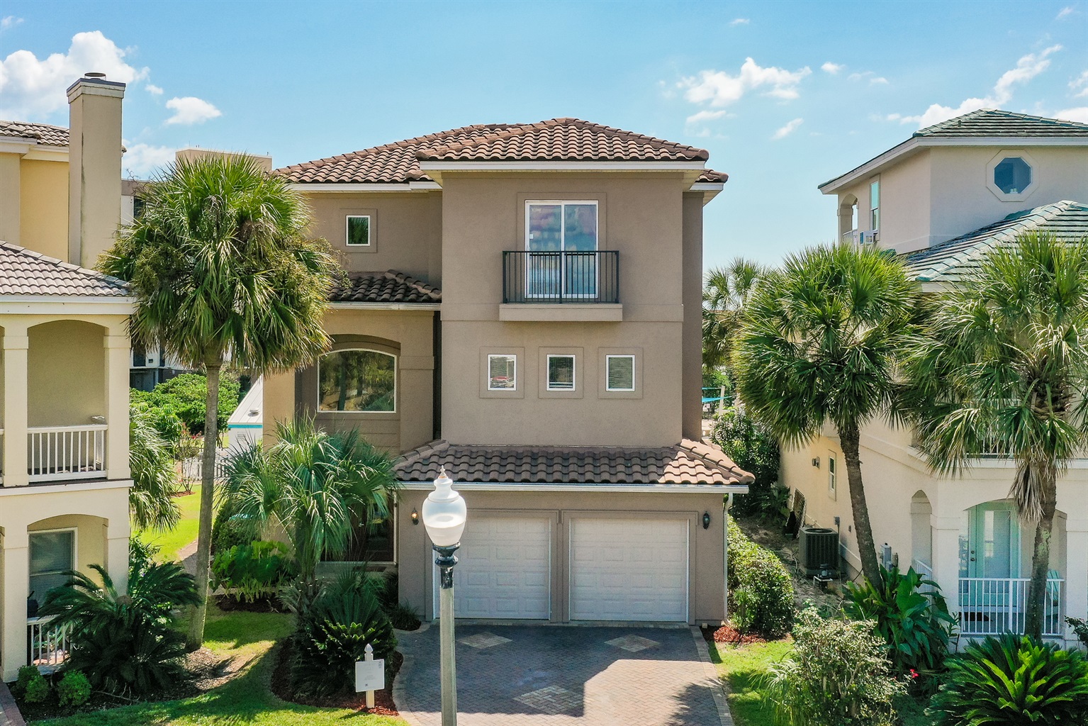 Welcome to Oceanic View, your perfect beach home for large families and groups.