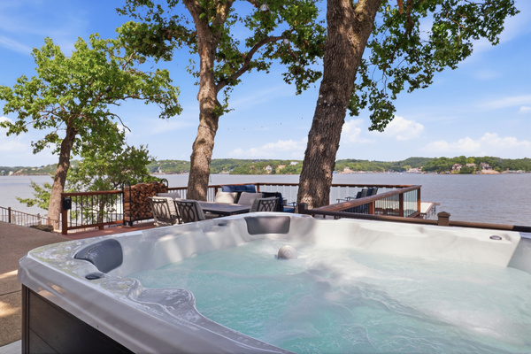 Soak in the hot tub while enjoying panoramic 180° lake views